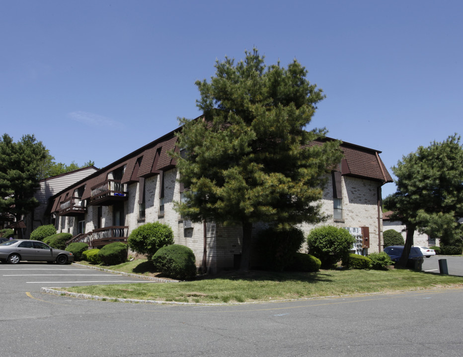 Evergreen Meadows in Edison, NJ - Building Photo