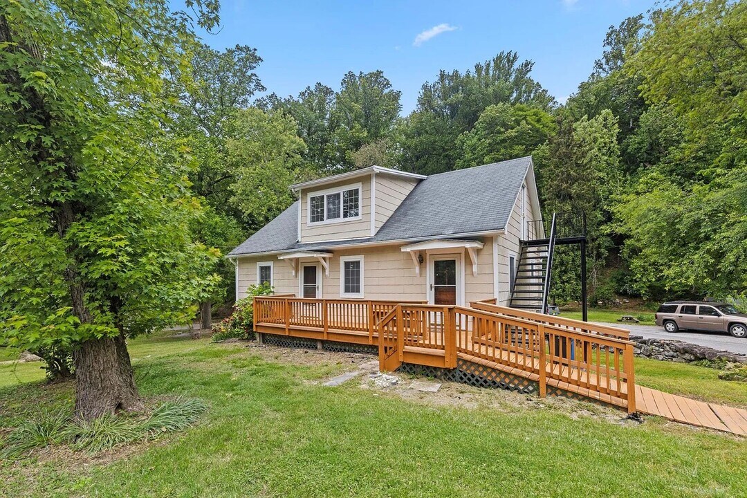 2716 Frederick Rd-Unit -2716 Frederick Rd - Unit 2 in Catonsville, MD - Building Photo