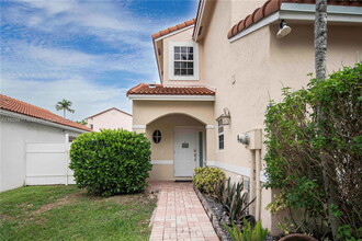 934 SW 179th Ave in Pembroke Pines, FL - Foto de edificio - Building Photo