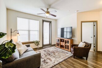 Overture Highlands 55+ Active Adult Apartment Homes in Arlington, TX - Foto de edificio - Building Photo