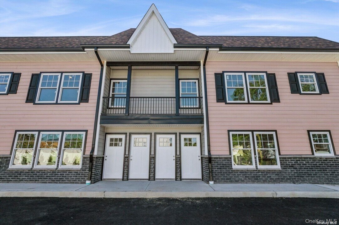 246 W Hoffman Ave in Lindenhurst, NY - Building Photo