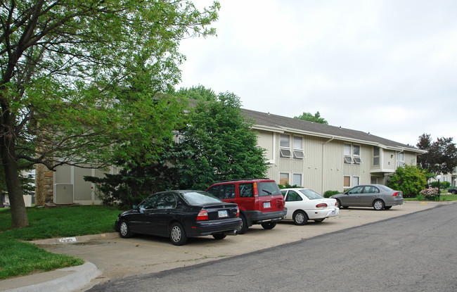 Quail Creek Apartments in Lawrence, KS - Foto de edificio - Building Photo