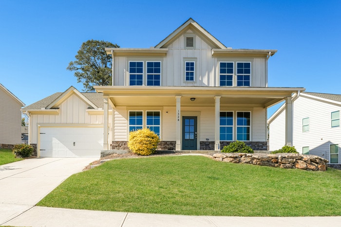 1324 Slaton Manor Dr NE in Conyers, GA - Foto de edificio