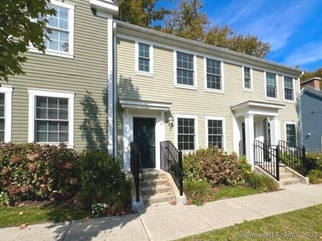 9 Stoneridge Cir in Stamford, CT - Building Photo