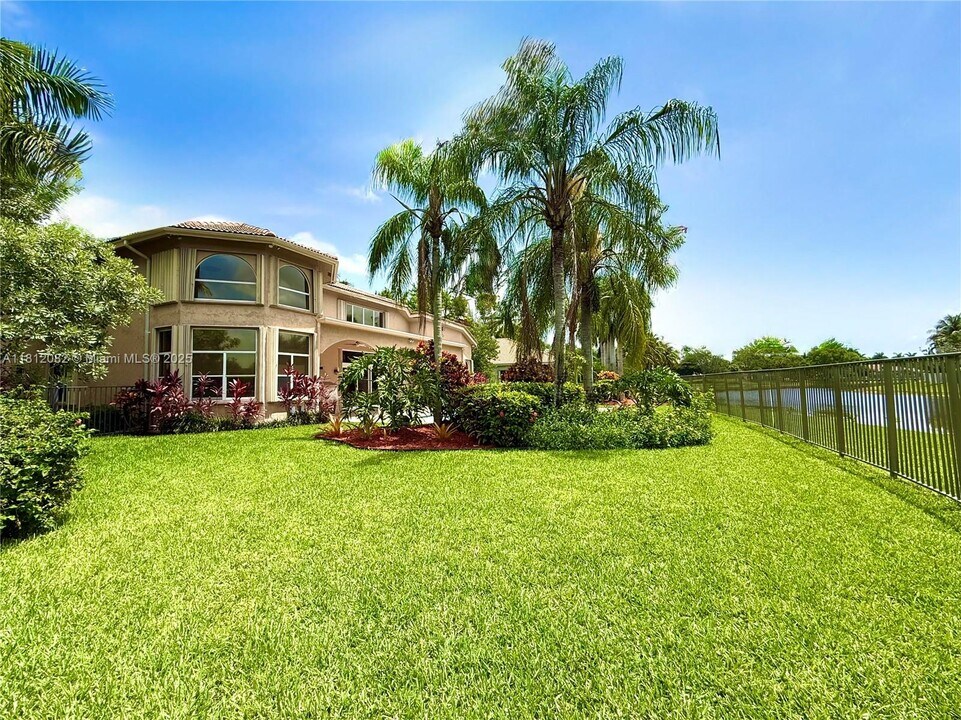 2547 Montclaire Cir in Weston, FL - Building Photo
