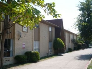 Esperanza Apartments in Dallas, TX - Building Photo - Building Photo