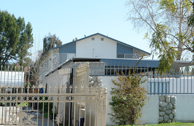 2401 Sepulveda Ave in San Bernardino, CA - Foto de edificio - Building Photo