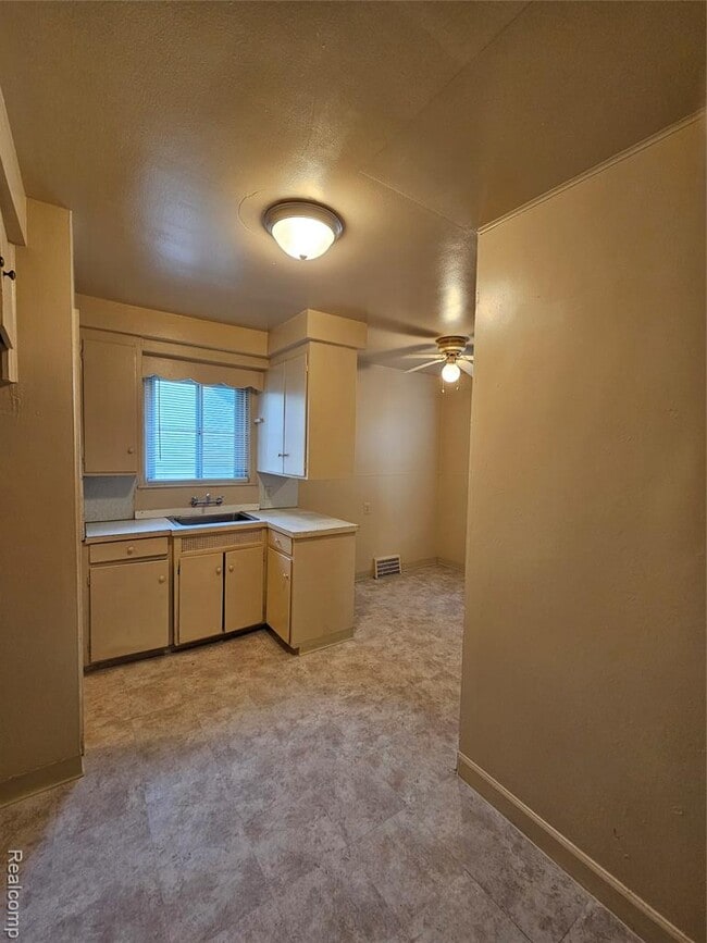 12180 Wayburn St in Detroit, MI - Building Photo - Building Photo