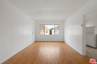 6755 Yucca St, Unit 4 in Los Angeles, CA - Building Photo - Building Photo