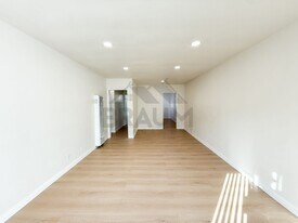 7339 Woodman Ave in Los Angeles, CA - Building Photo