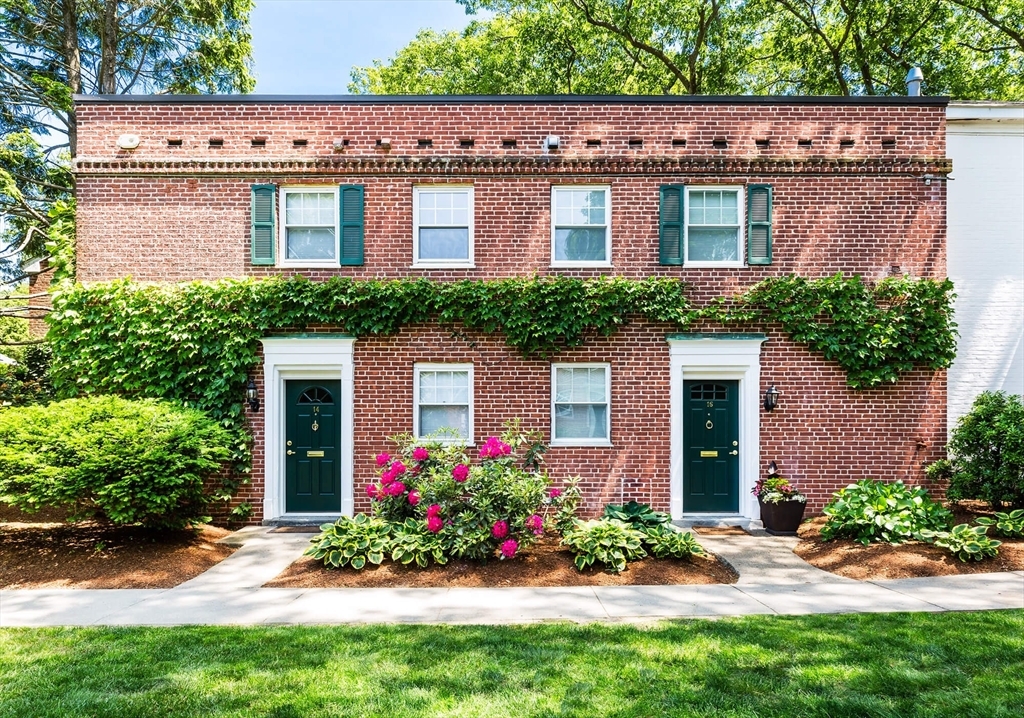 37 Sherman Rd, Unit 2 in Chestnut Hill, MA - Building Photo