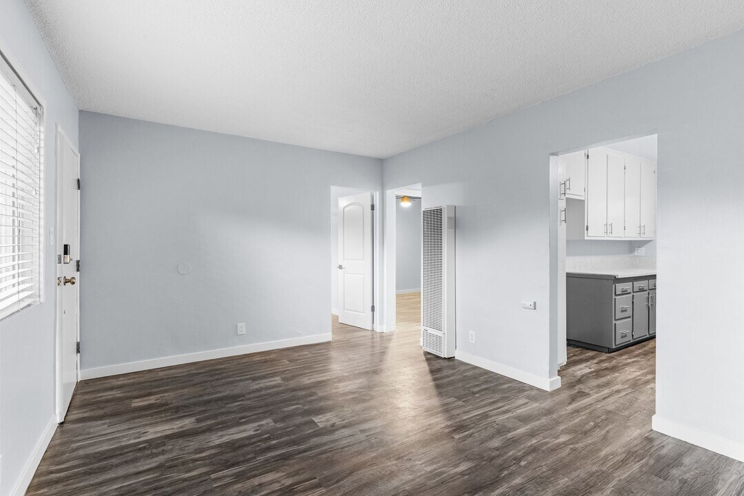 925 E 19th St in Long Beach, CA - Building Photo