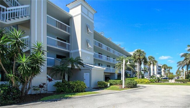 20 NE Plantation Rd in Stuart, FL - Foto de edificio - Building Photo