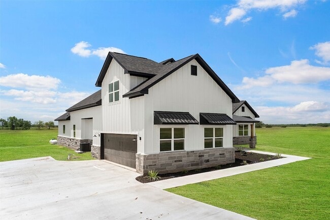 413 Chuckwagon Trail in Angleton, TX - Building Photo - Building Photo