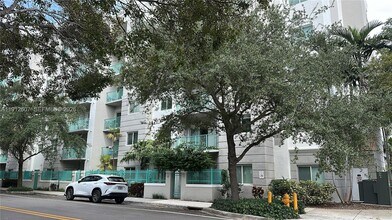 6001 SW 70th St in South Miami, FL - Building Photo - Building Photo