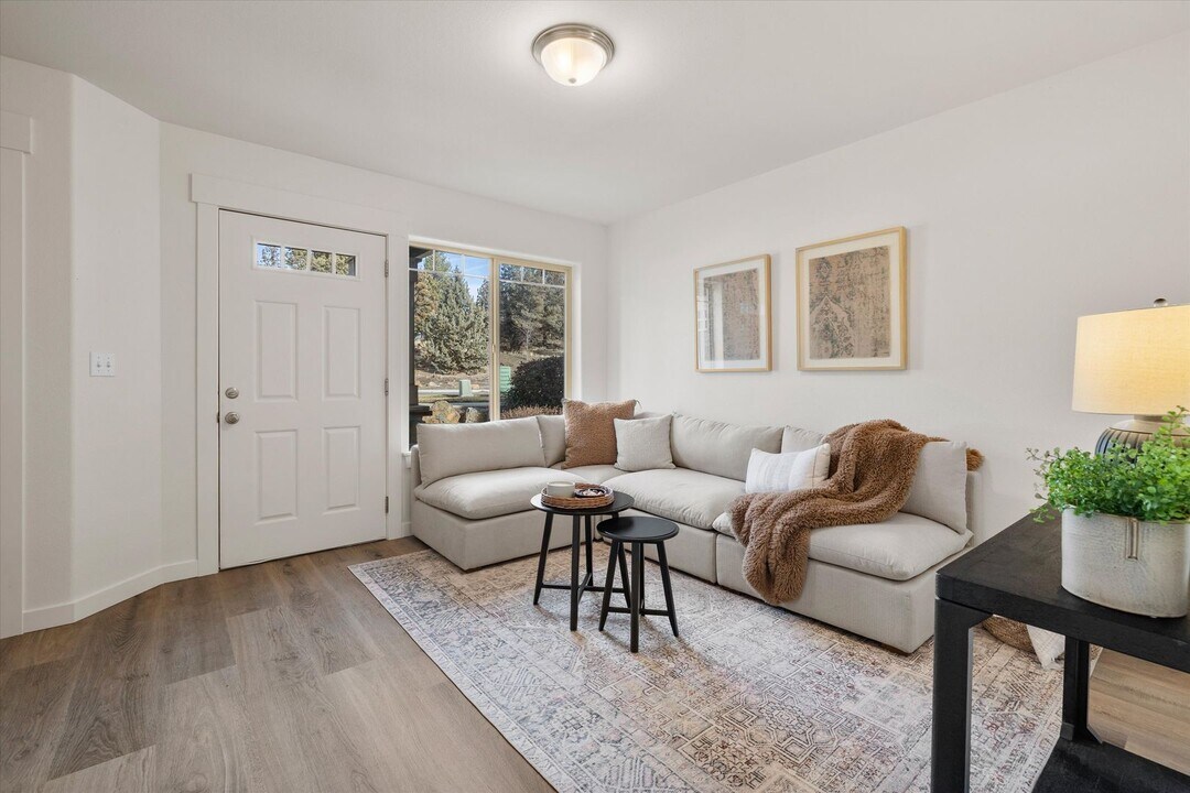20507 Brentwood Ave-Unit -#2 in Bend, OR - Building Photo