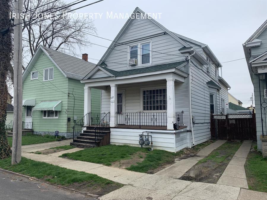 227 Barnard St in Buffalo, NY - Building Photo