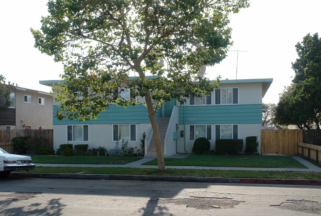 2523 S Baker St in Santa Ana, CA - Building Photo