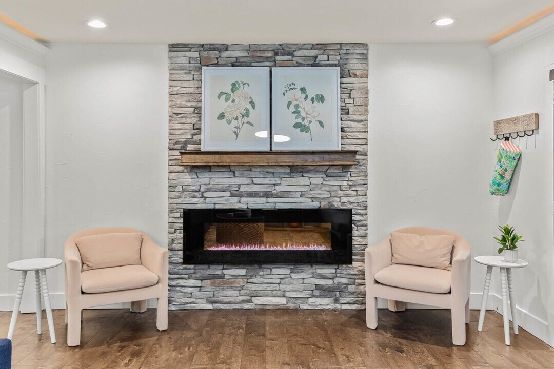 305 NW H St in Bentonville, AR - Building Photo
