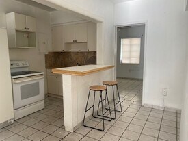 817 81st St, Unit 1 in Miami Beach, FL - Building Photo