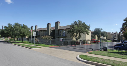 Oak Village Apartments in Fort Worth, TX - Foto de edificio - Building Photo