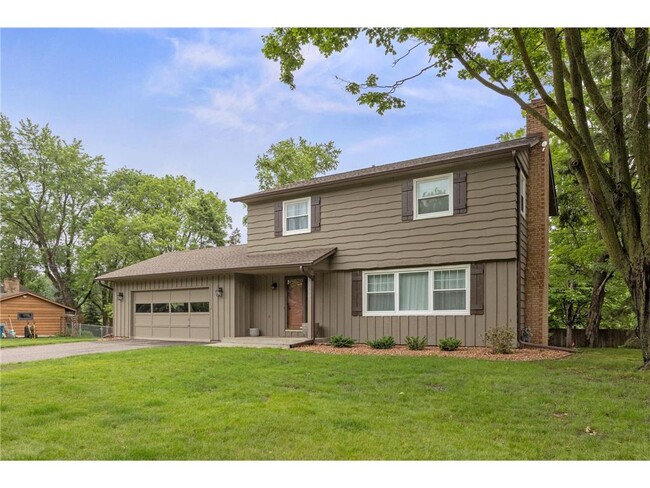 15605 Boulder Creek Dr in Minnetonka, MN - Building Photo - Building Photo