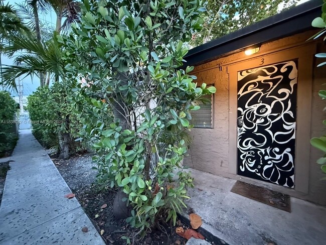 118 NW 24th St in Miami, FL - Building Photo - Building Photo