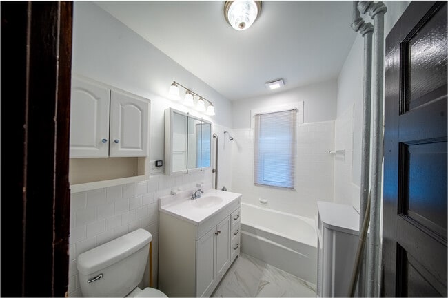 489 Medford St, Unit 489 Medford Street in Malden, MA - Foto de edificio - Building Photo
