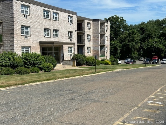 300 Meadowside Rd in Milford, CT - Building Photo