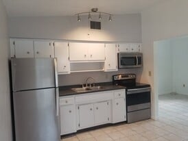 1066 Philippe Pkwy in Safety Harbor, FL - Building Photo