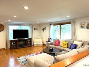 302 Oakridge Dr in Camillus, NY - Building Photo - Building Photo