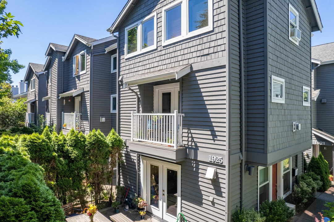 Village Townhomes in Seattle, WA - Building Photo