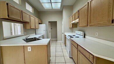 8943 Country Bend Cir N in Jacksonville, FL - Building Photo - Building Photo