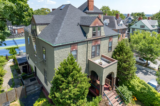 320-324 Angell St in Providence, RI - Foto de edificio - Building Photo