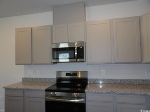 334 Sandridgebury Dr in Little River, SC - Foto de edificio - Building Photo