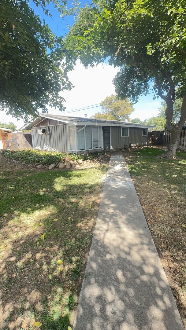 property at 233 N 8th Ave