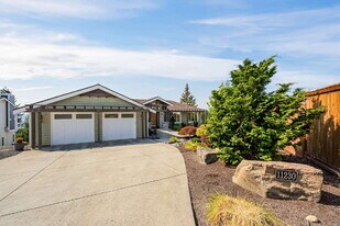 11230 SE 76th Pl in Newcastle, WA - Building Photo