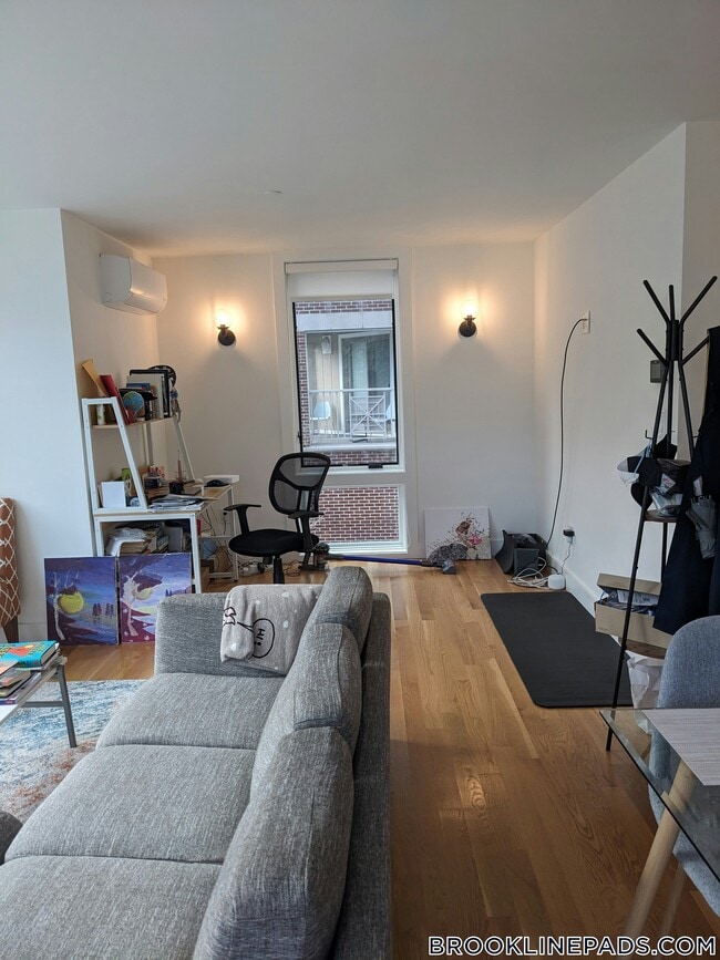 71 Winchester St, Unit B in Brookline, MA - Building Photo - Building Photo