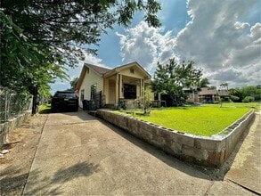 2438 W Clarendon Dr in Dallas, TX - Building Photo - Building Photo