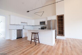 21 E Main St in Clinton, NJ - Building Photo - Building Photo