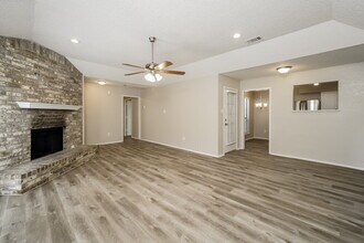 10312 Lone Pine Ln in Fort Worth, TX - Foto de edificio - Building Photo