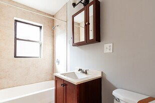 949 W Cornelia Ave, Unit 2B in Chicago, IL - Building Photo