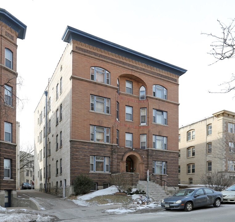 Lowry Hill Apartments in Minneapolis, MN - Building Photo