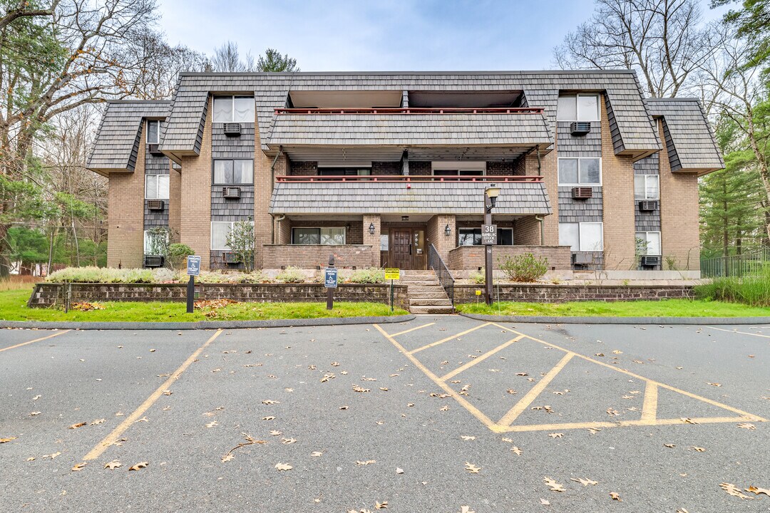 38 Rambling Brook Ln in Glastonbury, CT - Building Photo