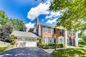 1718 Crestview Dr in Rockville, MD - Foto de edificio - Building Photo