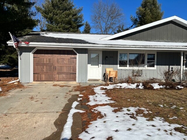 326 Green Meadow Dr in Wautoma, WI - Foto de edificio