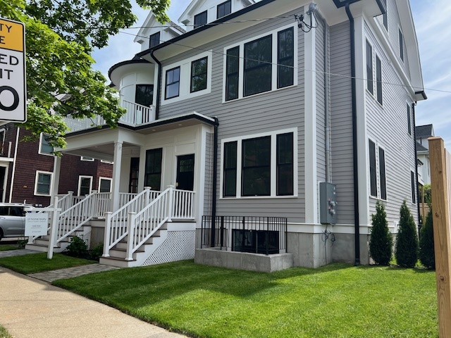 77 Thorndike St, Unit 1 in Brookline, MA - Foto de edificio