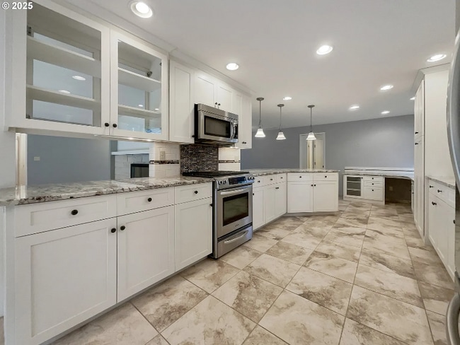 1690 SW Woodland Terrace in Lake Oswego, OR - Building Photo - Building Photo