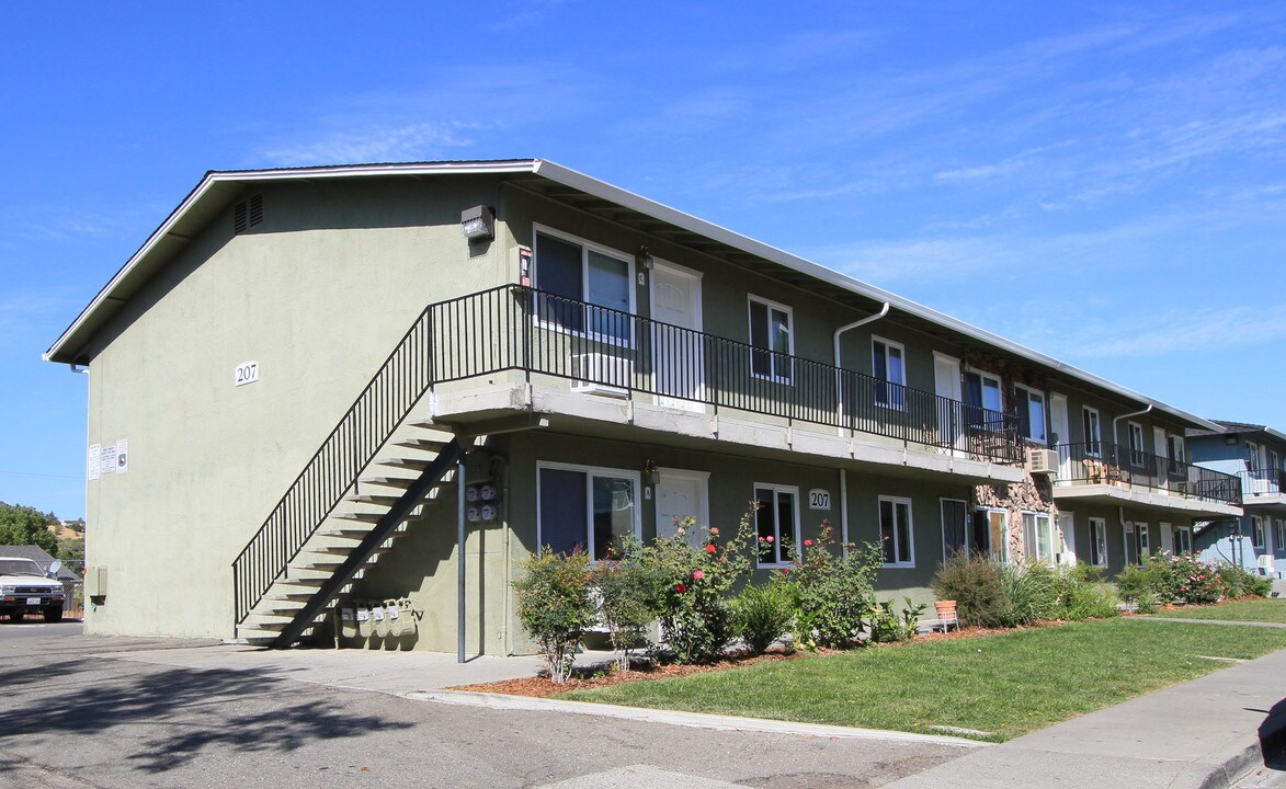 207 Bennett Hill Ct in Vacaville, CA - Foto de edificio