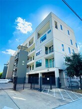 2401 Crawford St in Houston, TX - Building Photo - Building Photo